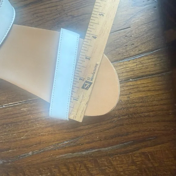 UGG Women's White Sandals 6 - Picture 7 of 9